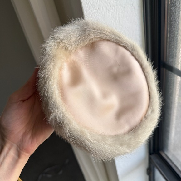 Vintage 50's Genuine White Fur Pillbox Hat Satin Ribbon Elegant Glam Jackie O - Picture 6 of 7